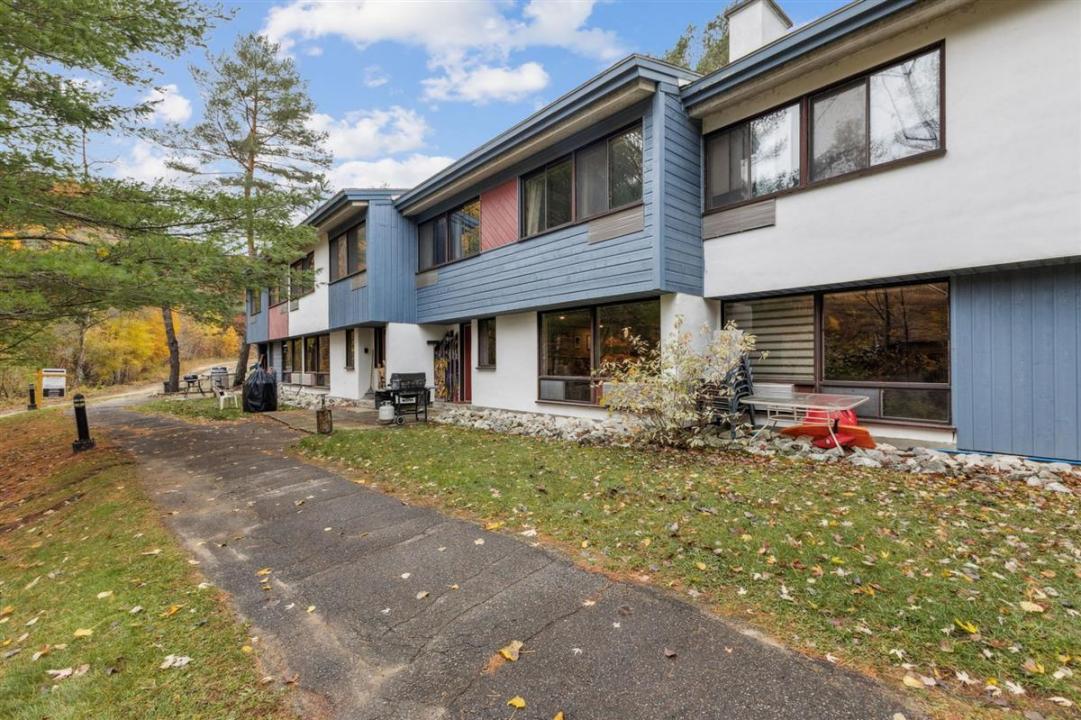 22  Rue des Condos, Lac-Sainte-Marie, Québec J0X 1Z0, Canada
