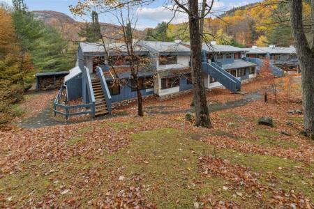 22  Rue des Condos, Lac-Sainte-Marie, Québec J0X 1Z0, Canada