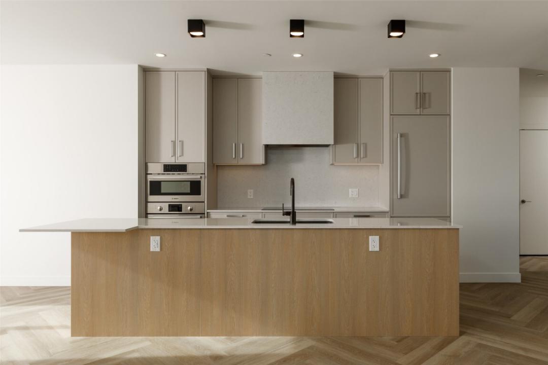 3340 LAKESHORE ROAD, Kelowna, British Columbia V1W 0H6, Canada