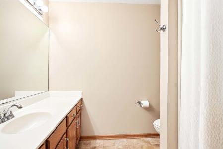 327 S Litchfield Drive , 327, Round Lake, Illinois 60073, Estados Unidos