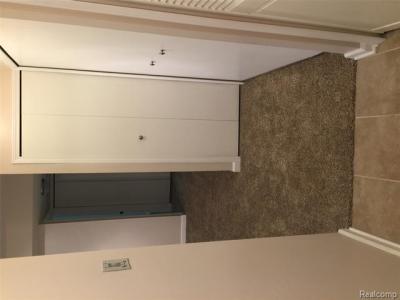 29840 W. 12 Mile Rd., Unit 401, Farmington Hills, Michigan 48334, États-Unis