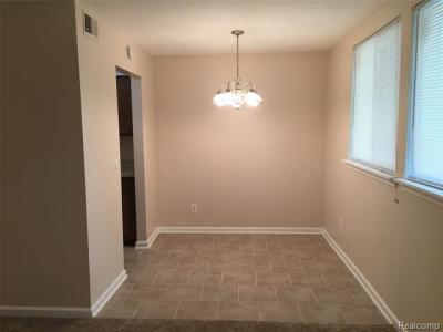 29840 W. 12 Mile Rd., Unit 401, Farmington Hills, Michigan 48334, États-Unis