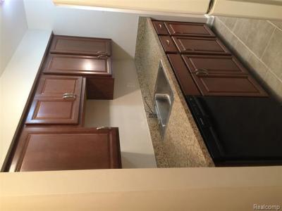 29840 W. 12 Mile Rd., Unit 401, Farmington Hills, Michigan 48334, États-Unis