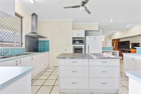 17 Callistemon Crescent, Tin Can Bay, QLD 4580, Australia