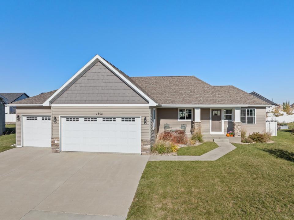 1605 Valley Bluffs Drive SE, Minot, North Dakota 58701