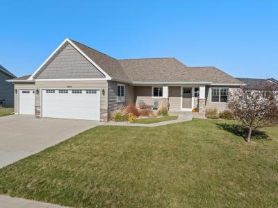1605 Valley Bluffs Drive SE, Minot, North Dakota 58701