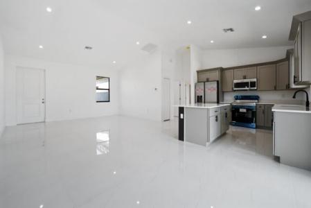 2458 NW 9th Ter Terrace, Cape Coral, 佛罗里达州 33993, 美国