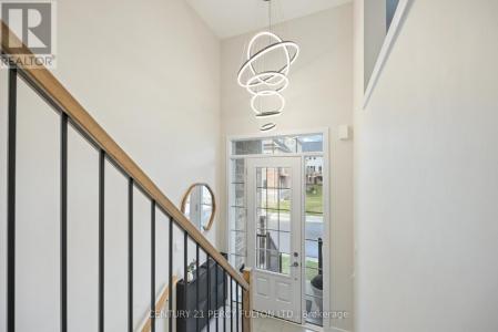 102 LYALL STOKES CIRCLE, East Gwillimbury (mt Albert), Ontario L0G 1M0, Canada