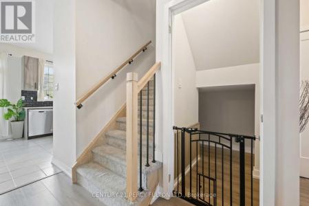 102 LYALL STOKES CIRCLE, East Gwillimbury (mt Albert), Ontario L0G 1M0, Canada