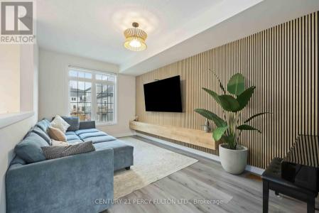 102 LYALL STOKES CIRCLE, East Gwillimbury (mt Albert), Ontario L0G 1M0, Canada