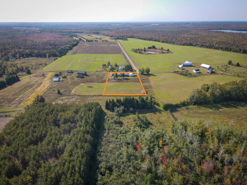 7557 Loop Road, Posen, Michigan 49776, Estados Unidos