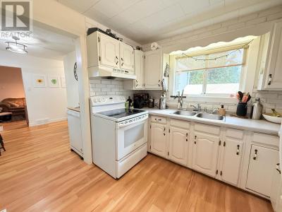 37 SECOND AVE N, Sioux Lookout, Ontario P8T 1H2, Canada