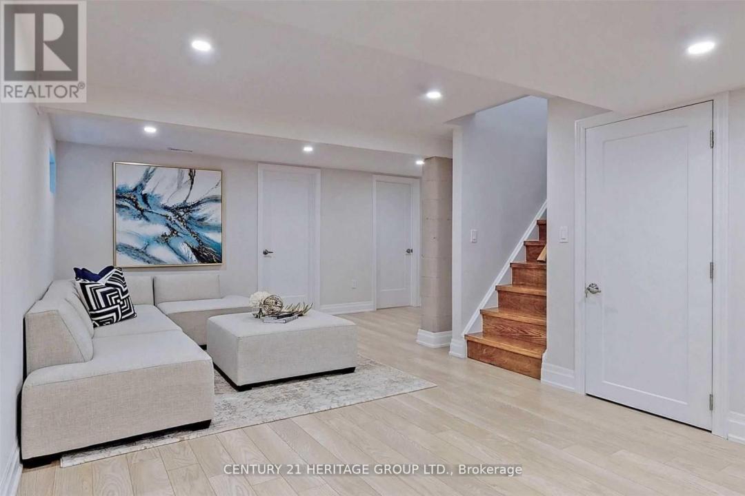 44 DEVINS DRIVE, Aurora (aurora Heights), אונטריו L4G 2Z1, קנדה 