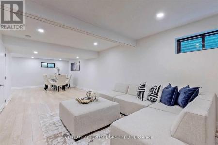 44 DEVINS DRIVE, Aurora (aurora Heights), אונטריו L4G 2Z1, קנדה 