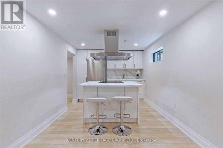 44 DEVINS DRIVE, Aurora (aurora Heights), אונטריו L4G 2Z1, קנדה 