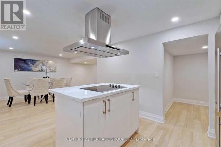 44 DEVINS DRIVE, Aurora (aurora Heights), אונטריו L4G 2Z1, קנדה 