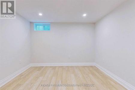 44 DEVINS DRIVE, Aurora (aurora Heights), אונטריו L4G 2Z1, קנדה 