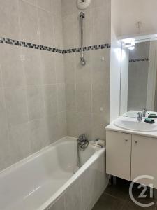 Serris, Isla De Francia 77700, Francia