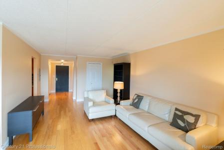 35300 Woodward Avenue #406, Birmingham, Michigan 48009, Stati Uniti