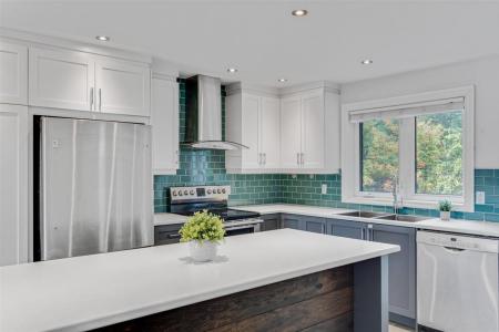 44  Ch. Mill, Chelsea, Quebec J9B 1K2, Canada