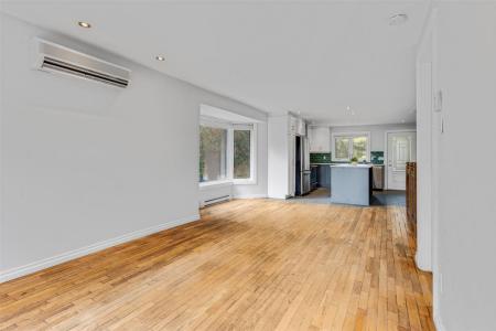 44  Ch. Mill, Chelsea, Quebec J9B 1K2, Canada