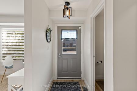 355 SANDRINGHAM CRESCENT, London South, オンタリオ N6C 5K3, カナダ