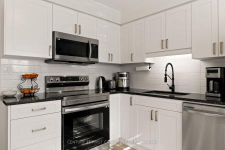 355 SANDRINGHAM CRESCENT, London South, オンタリオ N6C 5K3, カナダ