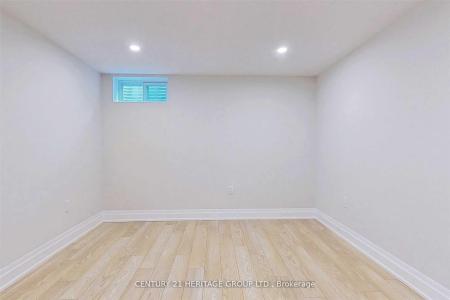 44 DEVINS DRIVE, Aurora, Ontario L4G 2Z1, CANADÁ