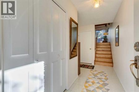 10030 OAKMOOR WAY SOUTHWEST, Calgary, Alberta T2V 4S8, Canada