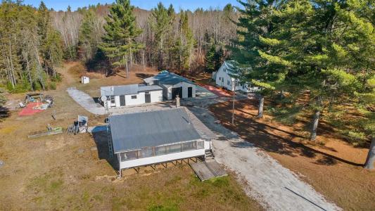 114-116  Ch. du Ruisseau-des-Cerises, Gracefield, Квебек J0X 1W0, Канада