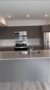 203 WEST OAK TRAIL S, Kitchener, 安大略省 N2R 0R9, 加拿大