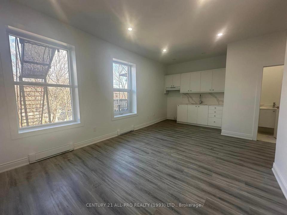 82 KING STREET W, Cobourg, Ontario K9A 2M3, CANADÁ