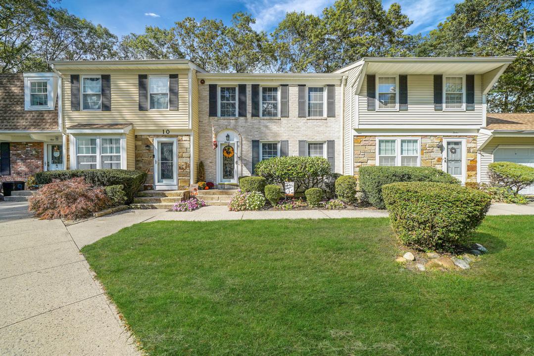 11 Bartlett Commons, Yaphank, New York 11980