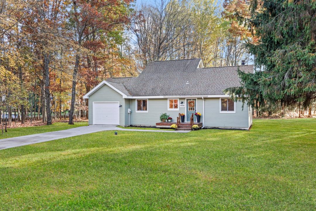 9721 Willow Road, Canadian Lakes, Michigan 49346, USA