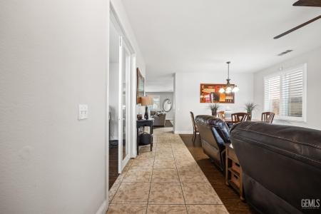 2144 N Tommy Street, Visalia, 加利福尼亚州 93291, 美国