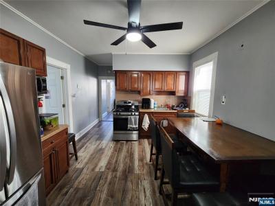 93 1st , 1, Clifton, New Jersey 07011, États-Unis