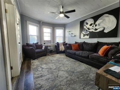 93 1st , 1, Clifton, New Jersey 07011, États-Unis