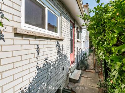 986 MCBRIDE AVENUE, Mississauga, Ontario L5C 1L6, Canada