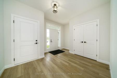 6 SHELDABREN STREET, North Middlesex, Ontario N0M 1A0, Canadá