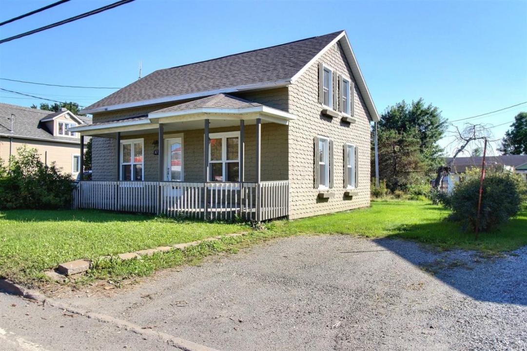 47  Rue de la Frontière O., Rivière-Bleue, Квебек G0L 2B0, Канада