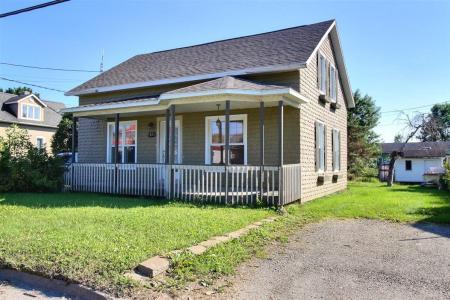 47  Rue de la Frontière O., Rivière-Bleue, Квебек G0L 2B0, Канада