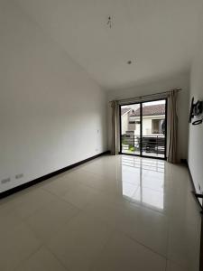  , Brasil Santa Ana, San José 00001, 哥斯達尼加