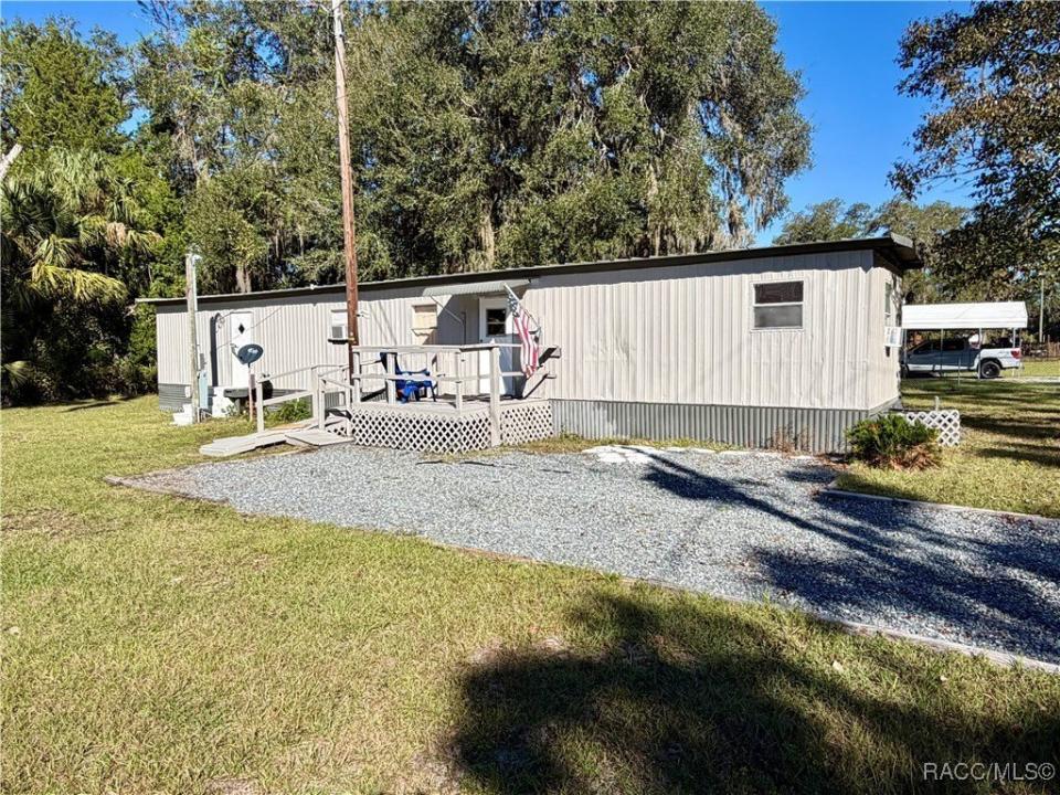 22 Pine Street, Inglis, Florida 34449, USA