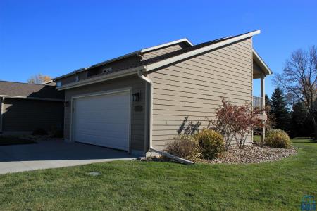 200 Prairie Bluff Drive, Sergeant Bluff, Iowa 51054