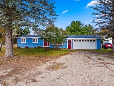 586 Holiday Drive, Bellaire, Michigan 49615, États-Unis