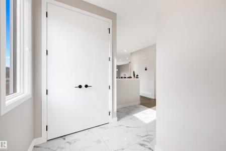 2424 205 STREET NW, Edmonton, Alberta T6M 1N6, Canada