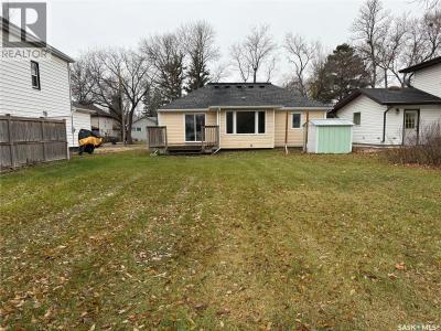 426 6TH STREET NE, Weyburn, Saskatchewan S4H 1B6, Canada