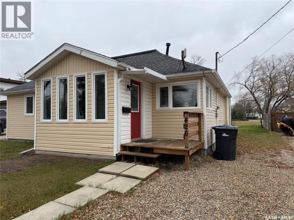 426 6TH STREET NE, Weyburn, Saskatchewan S4H 1B6, Canada