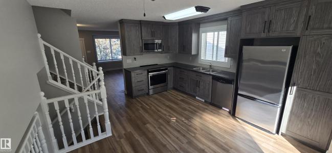 42 BLUEBERRY CRESCENT, Sherwood Park, Альберта T8H 1P6, Канада