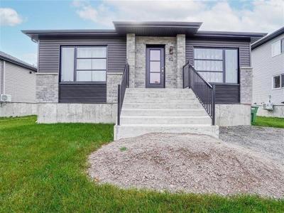 73 13e Avenue, Sainte-Marthe-sur-le-Lac, Quebec J0N 1P0, Canada